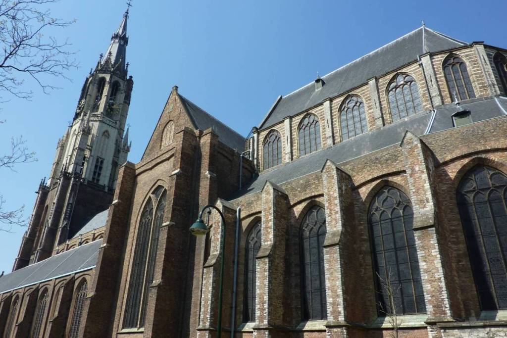 La fachada de ladrillo y la alta torre de la Nieuwe Kerk en la plaza Markt de Delft.