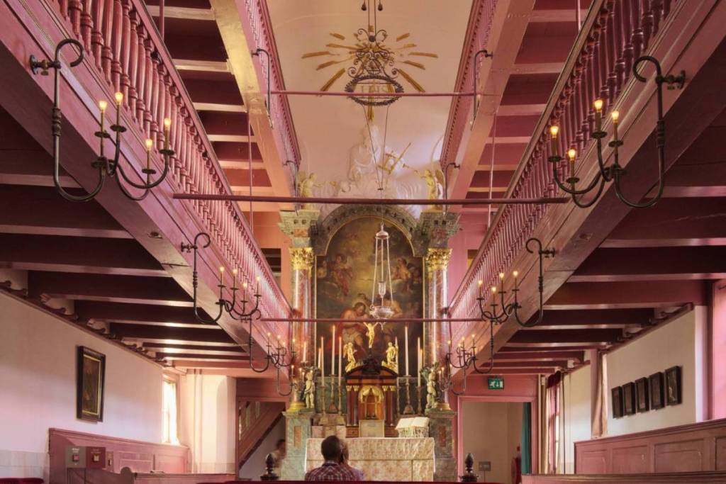 El interior rosa y el altar de la iglesia católica clandestina del siglo XVII «Ons' Lieve Heer op Solder».