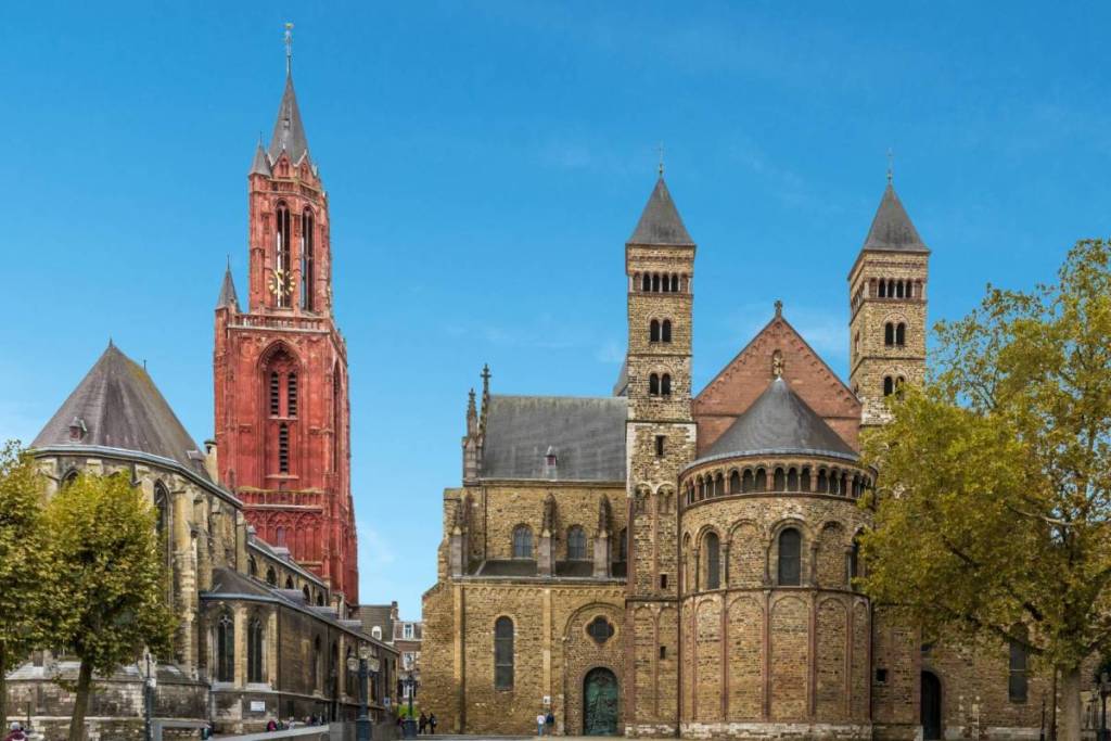 La imponente basílica románica de San Servasio, con sus torres, en la plaza Vrijthof de Maastricht.