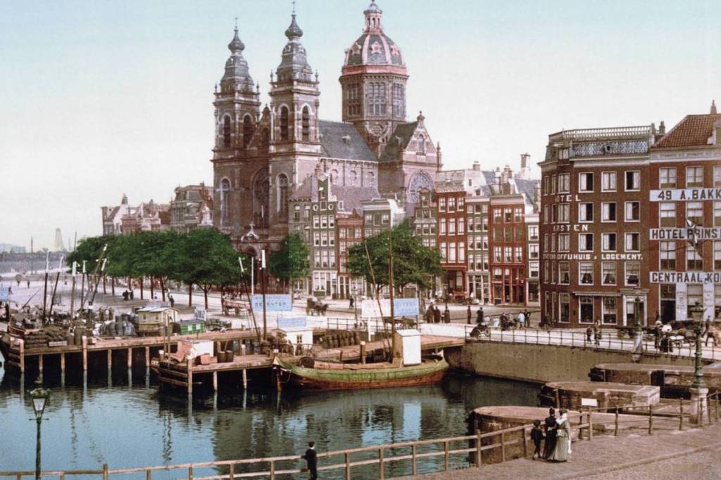 Vista histórica de la basílica de San Nicolás, situada junto al canal frente a la Estación Central de Ámsterdam.