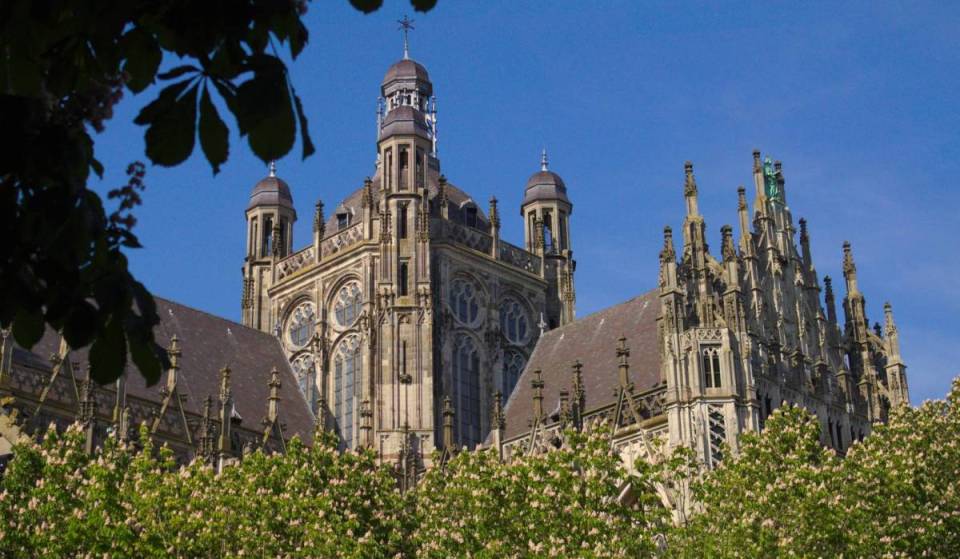 Die 10 schönsten Kirchen der Niederlande: von mittelalterlichen gotischen Kathedralen und versteckten Dachbodenkirchen bis hin zu königlichen Ruhestätten