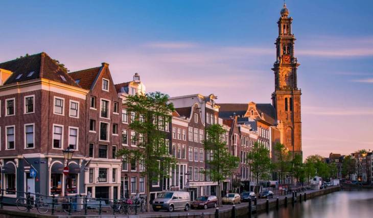 In het centrum van Amsterdam verbergt het grootste protestantse kerkgebouw van de stad al 350 jaar het spoorloze armengraf van onze bekendste meester-schilder