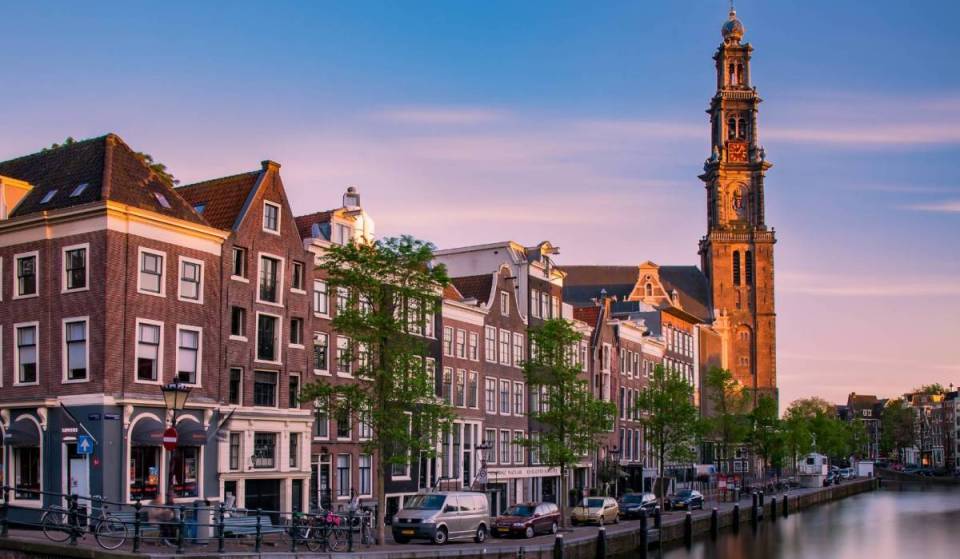 Im Zentrum von Amsterdam verbirgt das größte protestantische Kirchengebäude der Stadt seit 350 Jahren das spurlos verschwundene Armengrab unseres berühmtesten Meistermalers