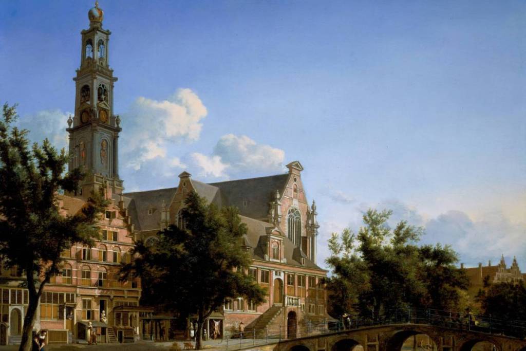 Cuadro histórico de la Westerkerk con su emblemática torre, un puente de piedra y casas junto a los canales de Ámsterdam.