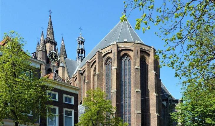 Binnen 1 uur van Amsterdam verrijst een 780 jaar oude scheve kerktoren: de laatste rustplaats van Vermeer en andere bekende Nederlanders