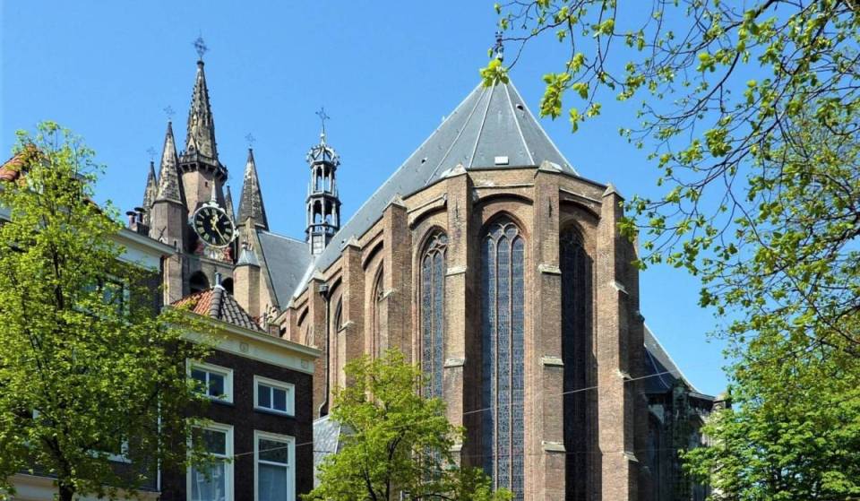 Nur eine Stunde von Amsterdam entfernt ragt ein 780 Jahre alter, schiefer Kirchturm empor: die letzte Ruhestätte von Vermeer und anderen berühmten Niederländern
