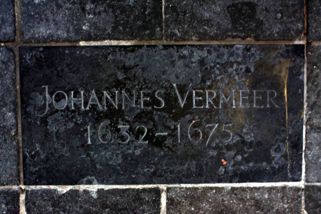 Lápida negra con el nombre «Johannes Vermeer» grabado y las fechas 1632-1675.