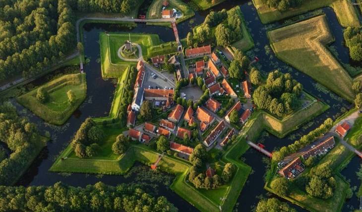 Op 2,5 uur rijden van Amsterdam ligt het enige Nederlandse fort dat nooit is veroverd: een stervesting in het moeras met een afgewezen omkoopbod van 200.000 guldens en unieke militaire bouwgeheimen