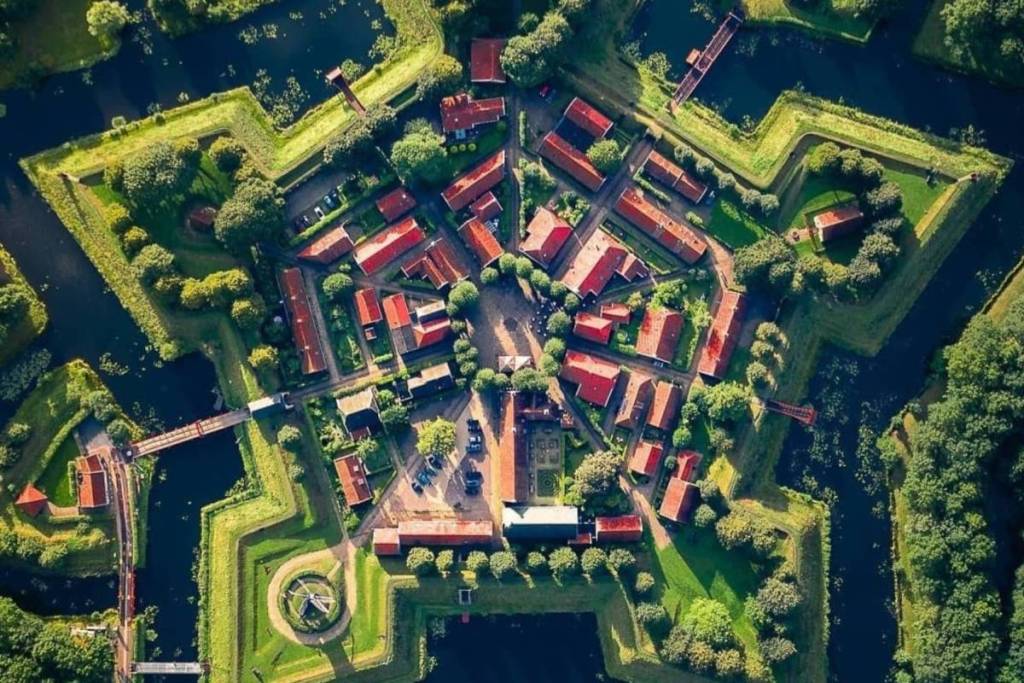 Vue de dessus de la structure en étoile de la forteresse de Bourtange, centrée autour de la place centrale du village.