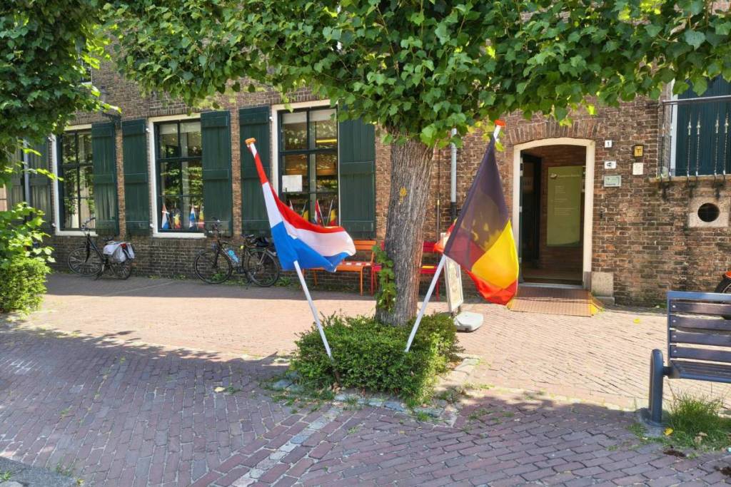Frontière entre Baarle-Nassau et Baarle-Hertog avec les drapeaux des Pays-Bas et de la Belgique