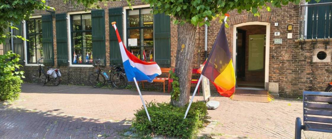 Op 1,5 uur van Amsterdam ligt het vreemdste grensdorp ter wereld: 30 enclaves waar een winkelstraat 16 keer de grens oversteekt