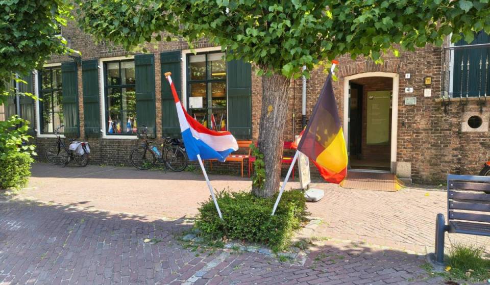 1,5 Stunden von Amsterdam entfernt liegt das seltsamste Grenzdorf der Welt: 30 Enklaven, in denen eine Einkaufsstraße 16 Mal die Grenze überquert