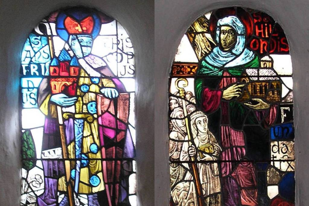 Twee glas-in-loodramen met afbeeldingen van de heilige Ansfried en Hilgondis, de stichters van de abdij van Thorn, die kerkmodellen vasthouden.
