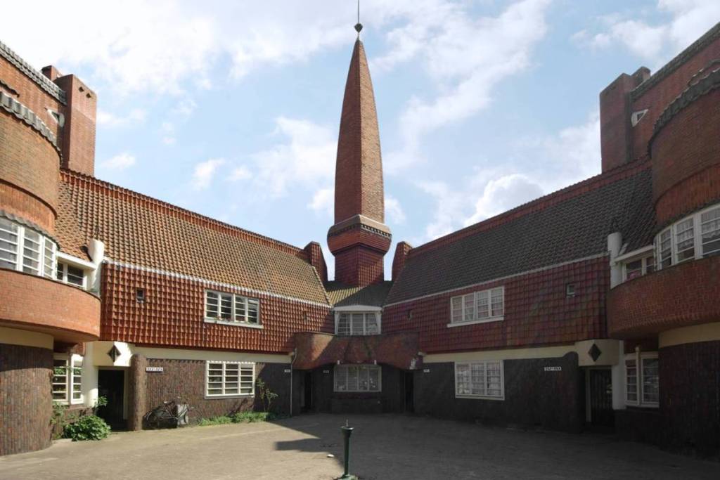 Zicht op de binnenplaats en het binnenplein van wooncomplex Het Schip in de Amsterdamse Spaarndammerbuurt.
