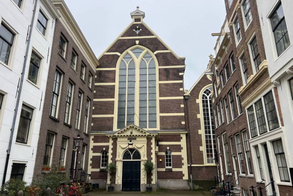 Fachada y entrada de la Iglesia Valona en la plaza Walenpleintje de Ámsterdam