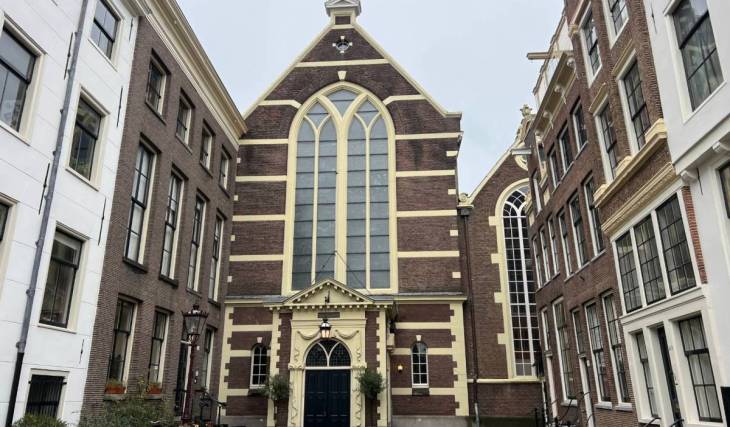 In het centrum van Amsterdam schuilt een bijzonder gebouw: van geheime vluchtkerk bezocht door Van Gogh naar betoverende concertzaal