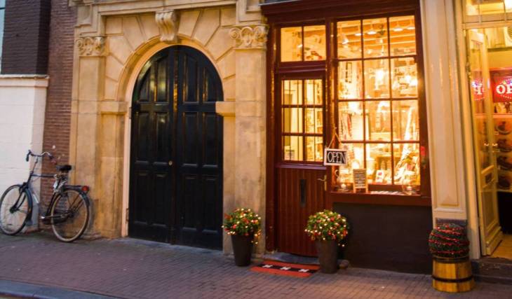 In het centrum van Amsterdam schuilt het kleinste huis van Europa: een pand van 2 meter breed gebouwd op een vergeten stukje grond uit 1733