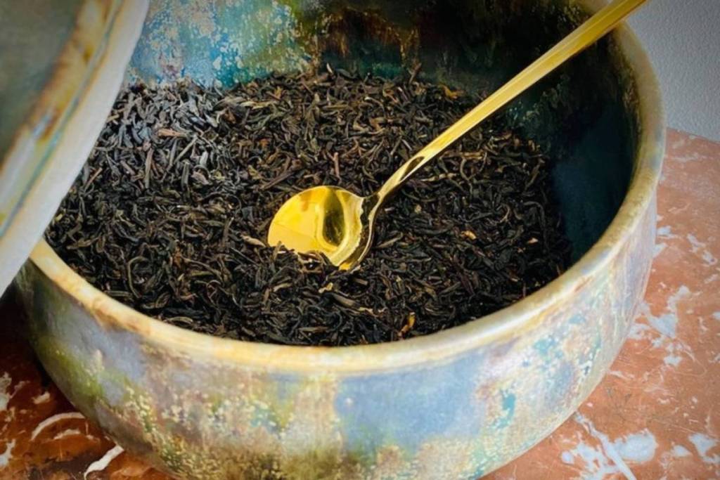 Pásate a tomarte un té a granel con una cucharita dorada en la tienda de té más pequeña de Ámsterdam, en la Oude Hoogstraat.