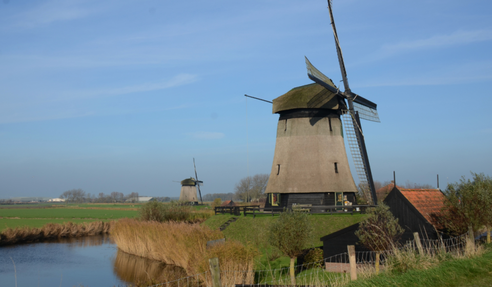 A 25 minutos de Ámsterdam hay un paisaje de pólderes muy especial: una zona a 3,5 metros por debajo del nivel del mar donde se unen dos monumentos de la UNESCO