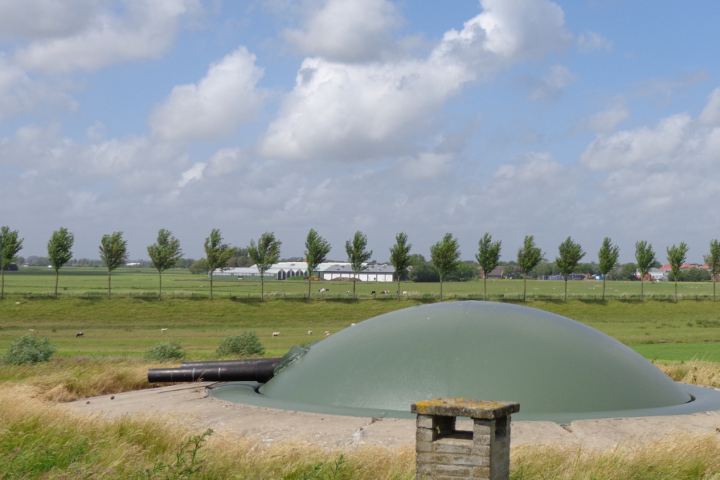 Die grüne Krupp-Panzerkuppel aus Gusseisen mit einer Doppelrohrkanone auf dem Dach des Forts bei Spijkerboor im Beemsterpolder.
