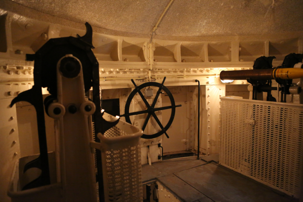 Der originale Mechanismus und das Steuerrad im Inneren der Panzerkuppel im Fort bei Spijkerboor.