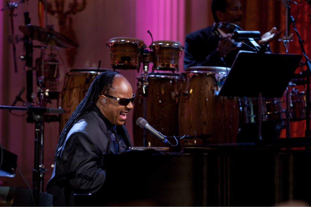 Stevie Wonder singt und spielt Klavier bei einem Live-Auftritt