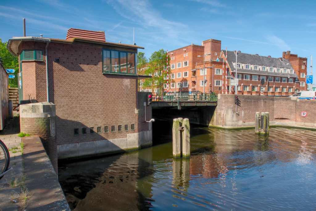 Das Backstein-Brückenwärterhäuschen der Overtooms-Schleuse am Kostverlorenvaart in Amsterdam-West.