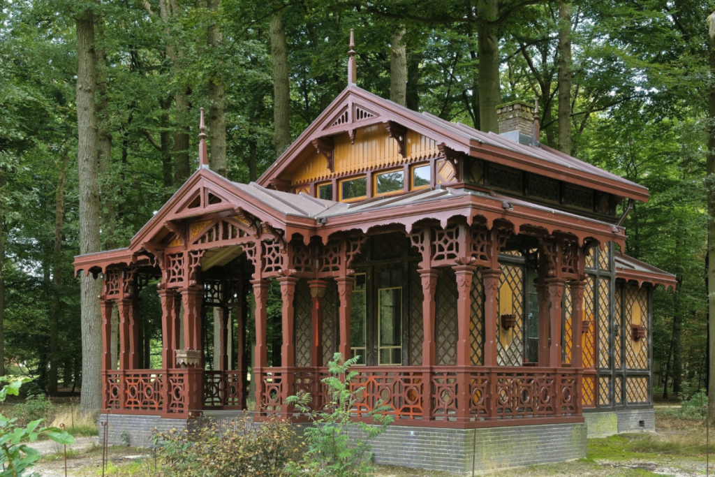 Das historische Wilhelmina-Chalet aus Holz, versteckt zwischen den Bäumen im Park des Palasts Soestdijk.