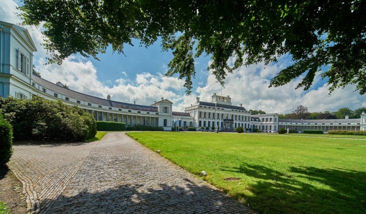 40 Autominuten von Amsterdam entfernt liegt die ehemalige Residenz von Königin Juliana: ein ikonisches Anwesen mit spektakulären Gärten und dezenter kaiserlicher Eleganz