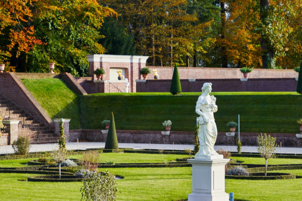 : Klassische weiße Statue in den symmetrischen Gärten des Palastes Het Loo