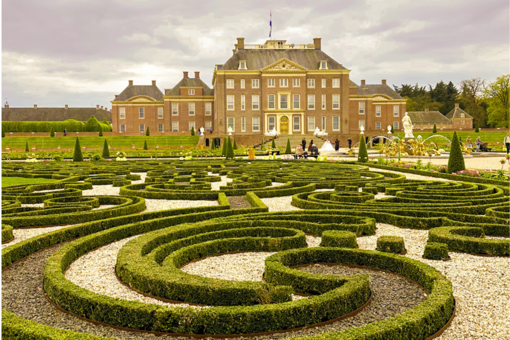 Draufsicht auf das Schnörkelmuster im Barockgarten vor dem Palast Het Loo