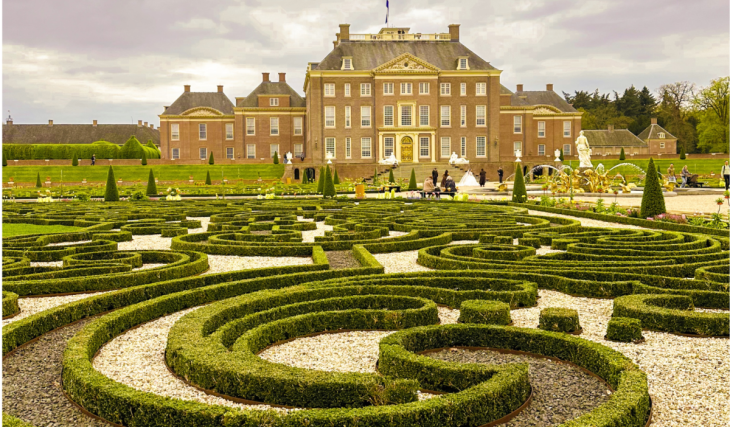 75 Autominuten von Amsterdam entfernt findest du das „Versailles des Nordens“: die königliche Residenz der Oranier, die Napoleon am liebsten verschwinden sehen wollte