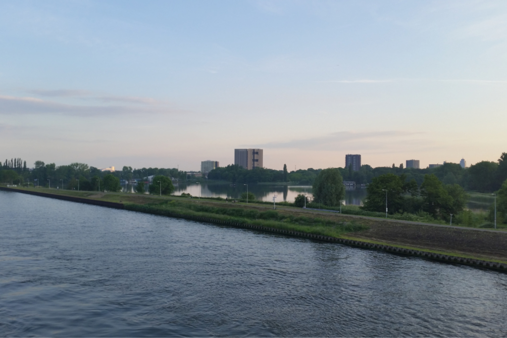 Der Amsterdam-Rhein-Kanal vom Radweg aus gesehen, ein wichtiger Abschnitt der F2-Durchgangsradroute zwischen Utrecht und Amsterdam.