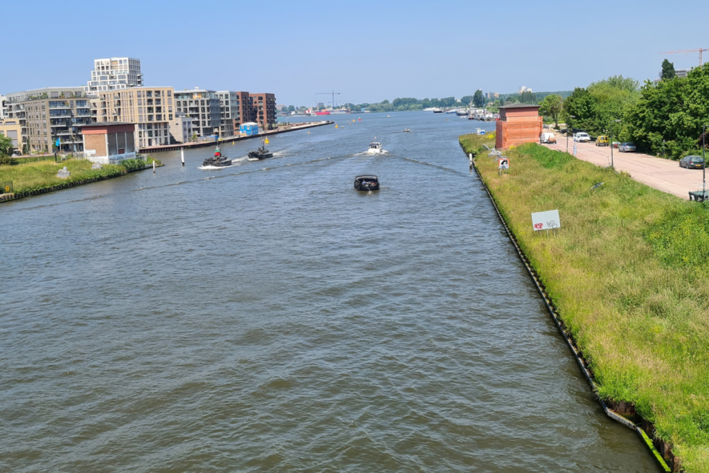Blick auf die Fahrrinne und den Grünstreifen entlang des Amsterdam-Rhein-Kanals auf der Strecke der neuen Schnellradroute.
