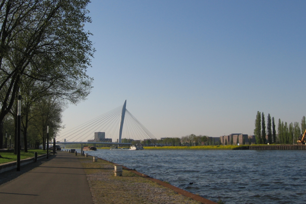 Radweg entlang des Amsterdam-Rhein-Kanals mit der Prins-Claus-Brücke im Hintergrund, Teil der „Van Dom tot Dam“-Route.