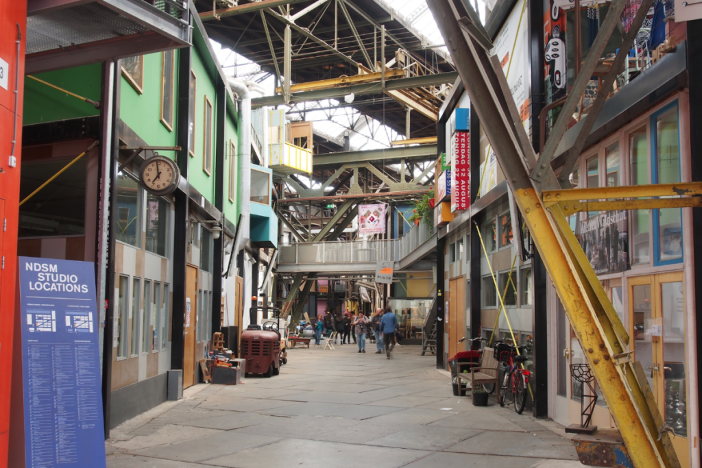 Die überdachte Innenstraße mit kreativen Ateliers und Studios im Kunststad-Komplex der NDSM-Halle.