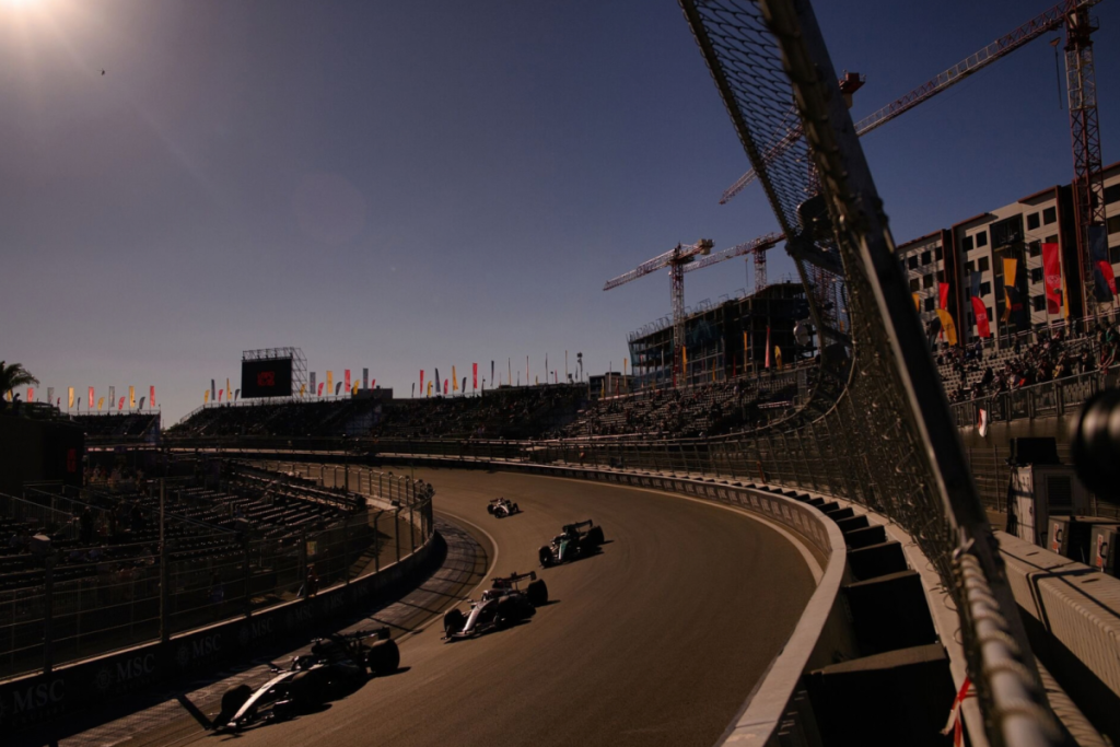 Formel-1-Rennwagen, die während des F1-Events in Madrid über die Rennstrecke rasen, vorbei an den Absperrungen und Tribünen.