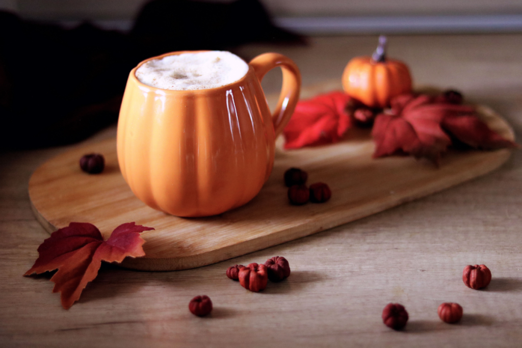 Eine Tasse Pumpkin-Spice-Latte mit herbstlicher Dekoration