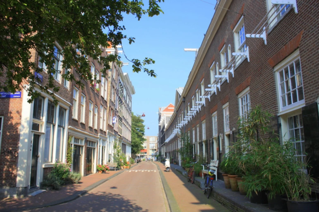 Ziegelsteinfassaden des Huiszittenweduwenhof aus dem 17. Jahrhundert an der Karthuizersdwarsstraat im Amsterdamer Stadtteil Jordaan.