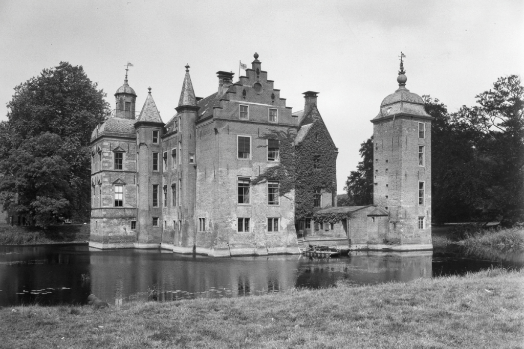 Schwarz-Weiß-Archivfoto der Fassade und der Türme von Schloss Ruurlo am Kanal.