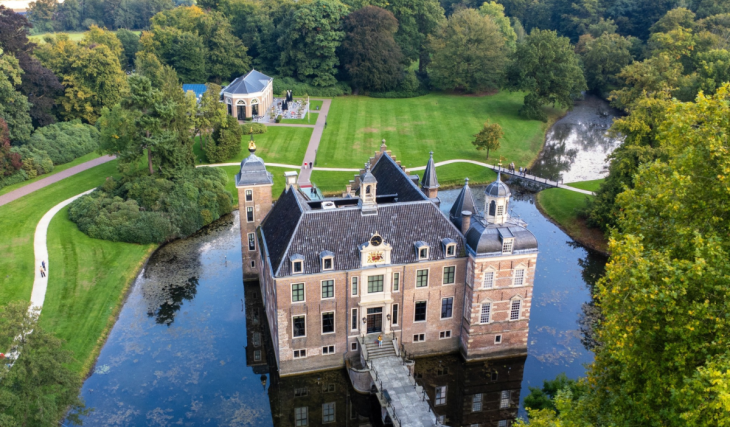 Nur zwei Stunden von Amsterdam entfernt steht ein Schloss aus dem 14. Jahrhundert mit einem Guinness-Weltrekord-Labyrinth: vom ehemaligen SS-Hauptquartier zum Museum für magisch-realistische Kunst