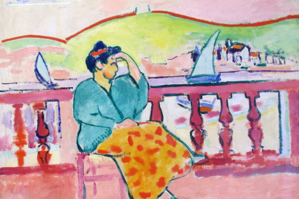 Gemälde von Henri Matisse, das eine Frau in einem blauen Gewand zeigt, die auf einem rosa Balkon in Collioure sitzt und den Blick auf das Meer und Segelboote genießt.