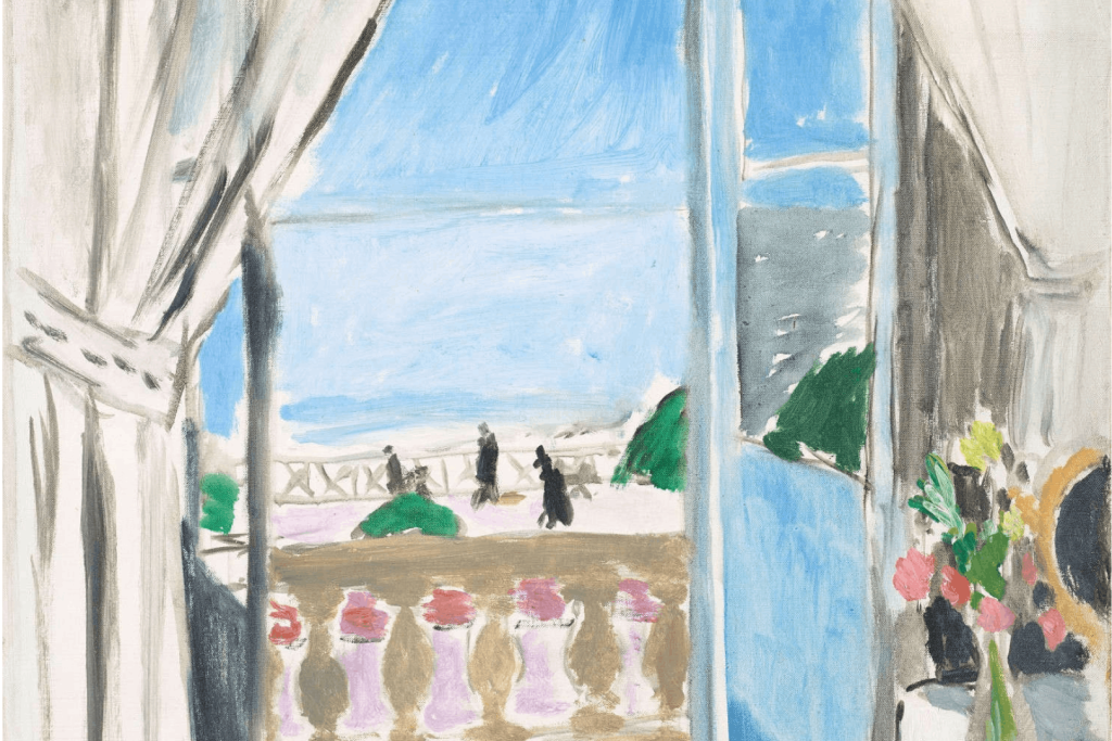 Gemälde von Henri Matisse, das ein offenes Fenster mit weißen Vorhängen zeigt, das auf einen Balkon und das blaue Meer in Nizza blickt
