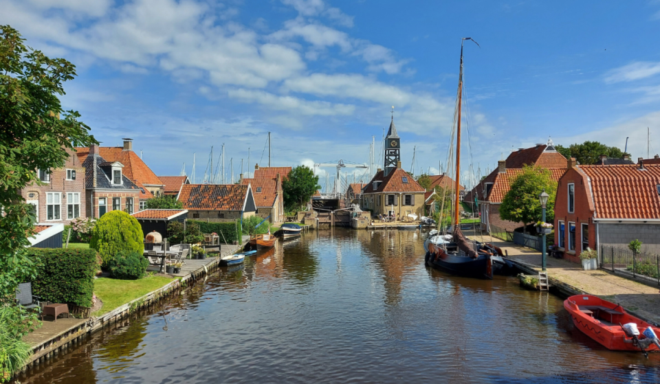 Eineinhalb Stunden von Amsterdam entfernt liegt ein preisgekröntes „Hidden Gem“: ein friesisches Städtchen mit 800 Einwohnern und einer einzigartigen Kleidungstradition voller versteckter Symbolik