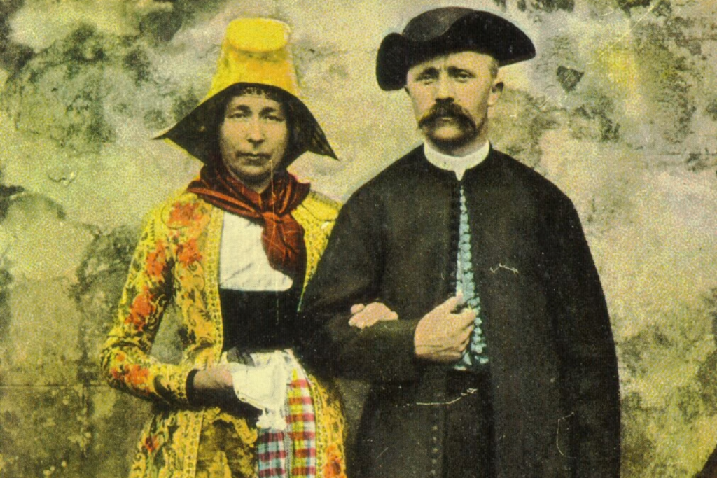 Historische Abbildung eines Mannes und einer Frau in traditioneller Hindelooper Tracht mit bunten Sittostoffen