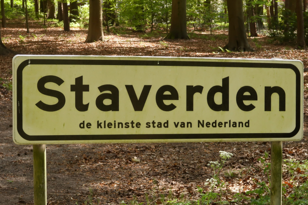 Ortsschild von Staverden mit der Aufschrift: Die kleinste Stadt der Niederlande.