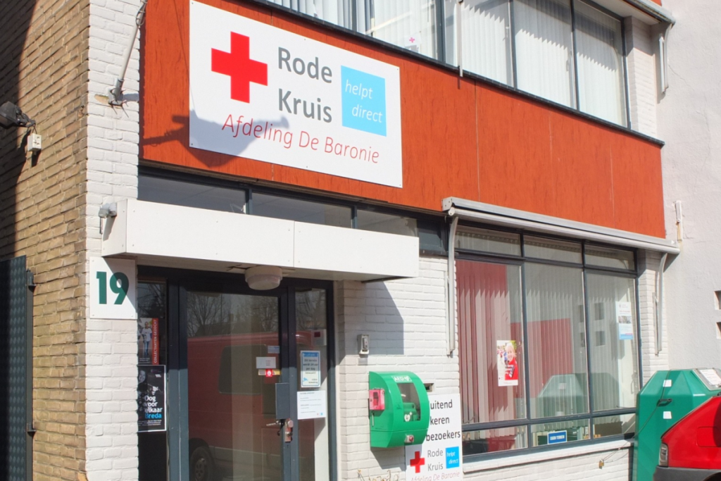Außenansicht eines Gebäudes des Roten Kreuzes mit dem unverkennbaren Rotkreuz-Logo an der Fassade.