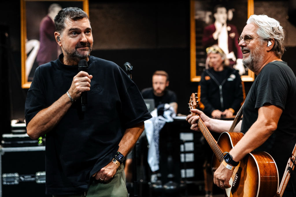 Thomas Acda und Paul de Munnik bei den Proben mit Gitarre und Mikrofon für ihr Jubiläumskonzert
