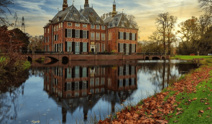 45 Minuten von Amsterdam entfernt steht ein 800 Jahre altes Schloss, das nie verkauft wurde, mit einem 260 Hektar großen Anwesen, das das ganze Jahr über für nur 1,50 € besichtigt werden kann