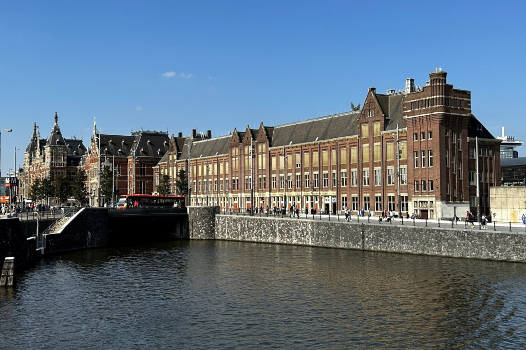 SEITENANSICHT AMSTERDAM CENTRAAL